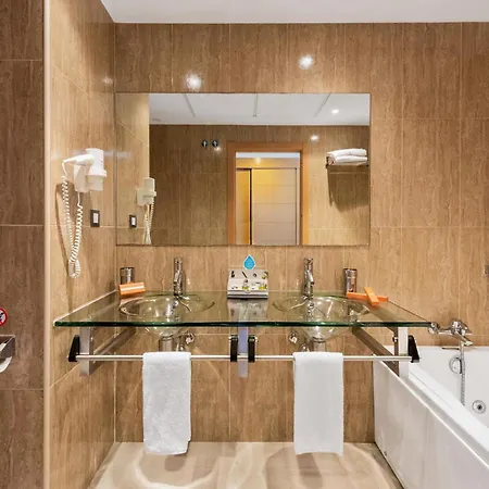 3 Bedroom Beautiful In شقة إِستيبونا
